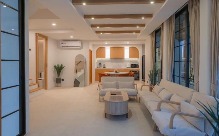 Near the Temple of Truth in Pattaya,Wavytalk