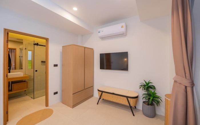 Near the Temple of Truth in Pattaya,Wavytalk