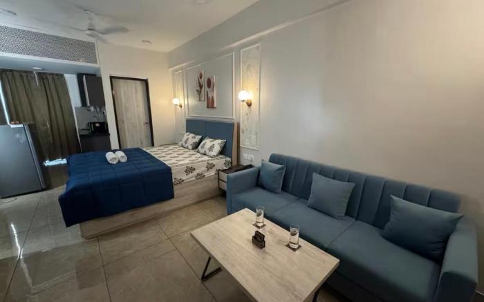 The Luxe Studio|Pool|Near Bombay Hospital|Balcony