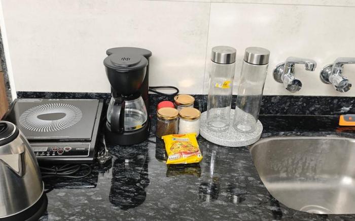 Studio Flat| Luxury| Balcony| AC| Near Airport