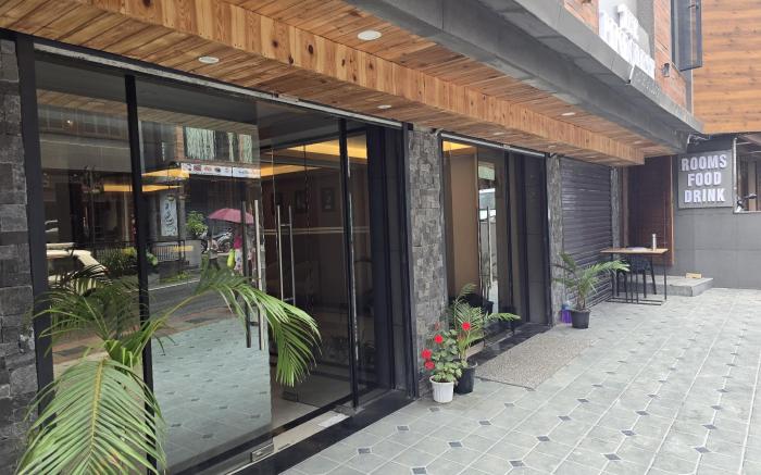 The Pinecrest Hotel & Lounge