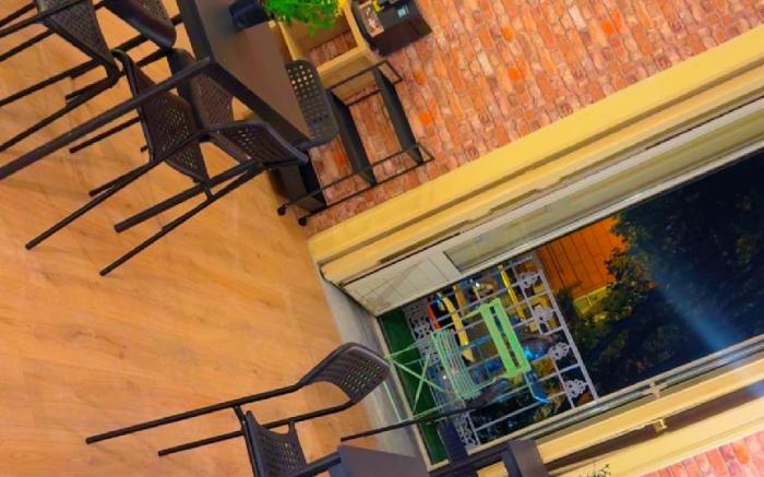 هوستيل. دولشي دي مونيكا 