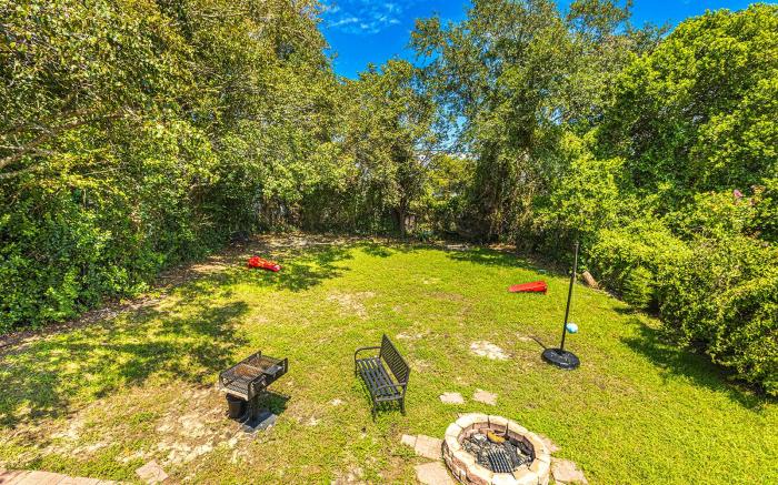 5 Bedrm 2 King Central Huge Private Yard/Deck/BBQ