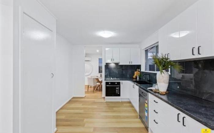 Modern Holland Park Home with Easy City Access