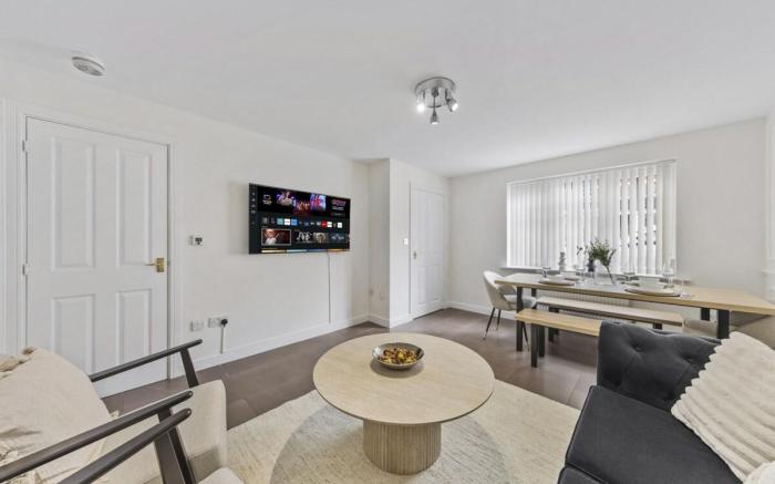 NEW Stunning Home | Free Parking | Sleep 8 | By M6