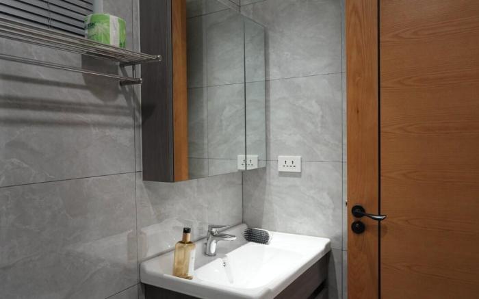 Stylish 1BR Condo with Infinity Pool & Gym