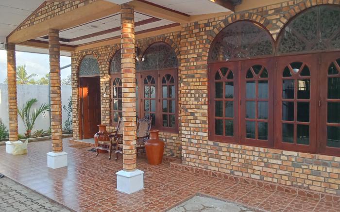 SPACIOUS FAMILY HOLIDAY HOME NEAR THE AIRPORT 