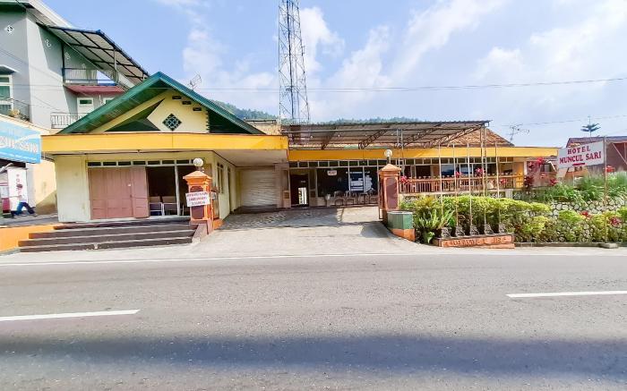 Hotel Muncul Sari Near Bukit Sekipan Tawangmangu RedPartner