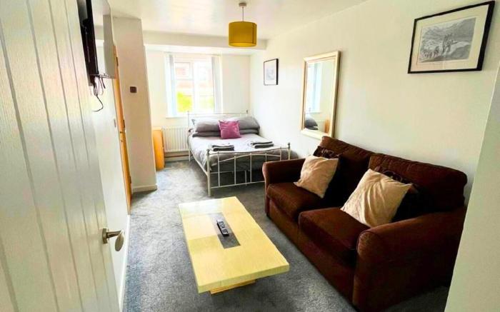 Apt 1: Newly renovated cosy flat - By ShireStays