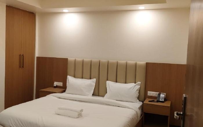 Royal Raven Hotel and Banquet 