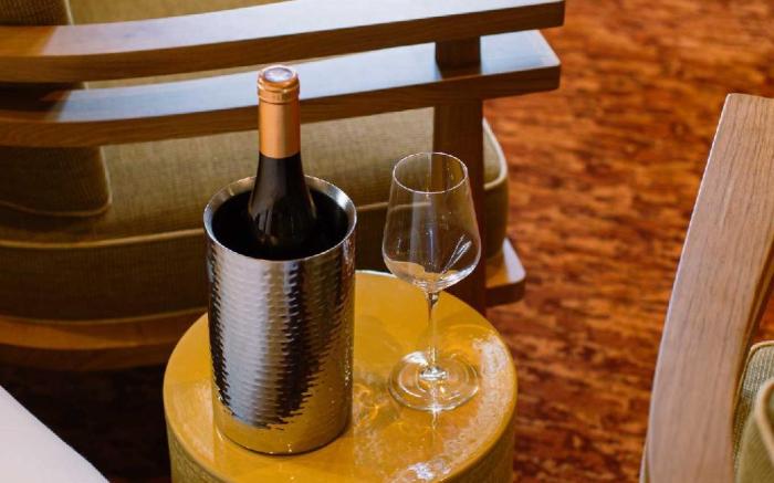 Confidential Room 1, stone's throw from the Louvre