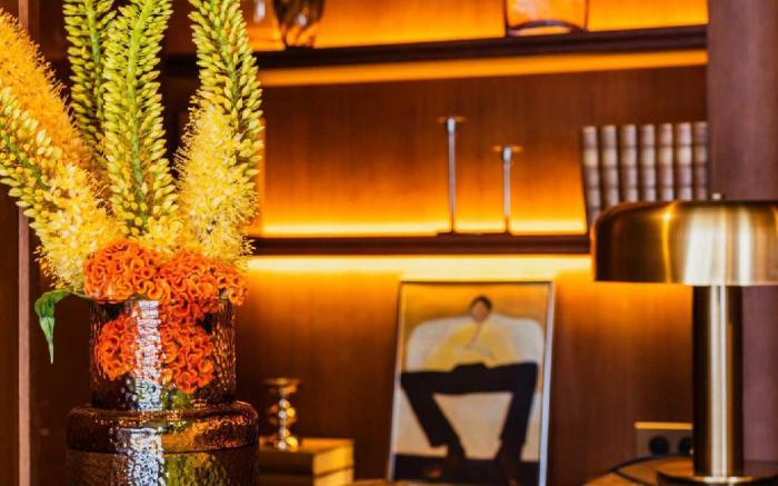 Confidential Room 3, a stone's throw from the Louv