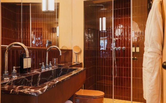 Confidential Room 4, a stone's throw from the Louv