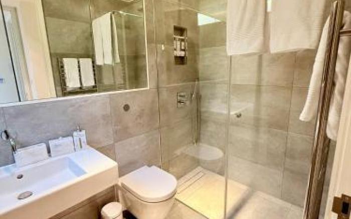 Central London Designer Home w Game Room and AC