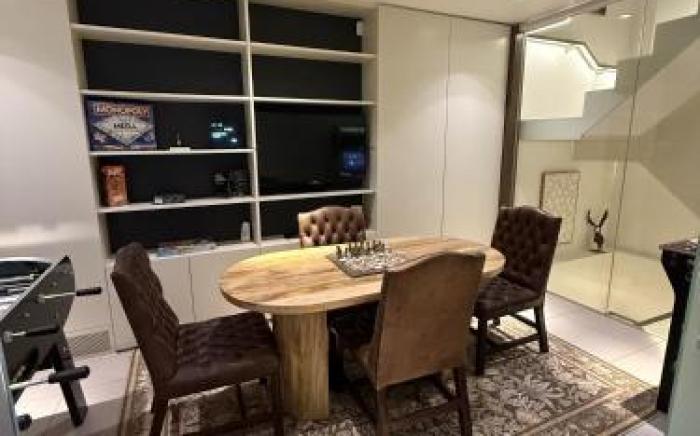 Central London Designer Home w Game Room and AC