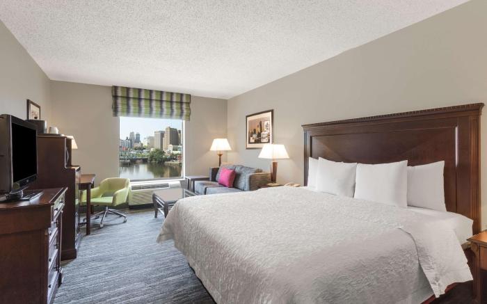 Hampton Inn & Suites Newark-Harrison-Riverwalk