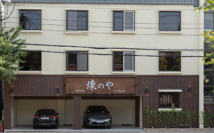 Brick Ryokan, RenNoya