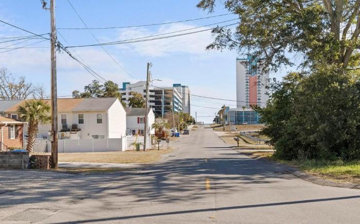 4 Bedrm 2 King Huge Private Yard/Patio/BBQ/Firepit