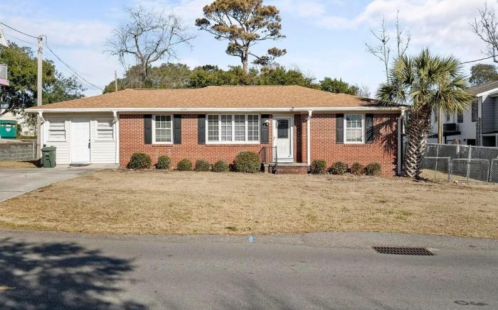 4 Bedrm 2 King Huge Private Yard/Patio/BBQ/Firepit