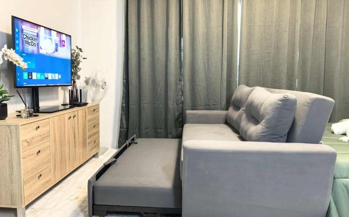 Stylish Condo Stay w/ Pool, Balcony & Near Airport