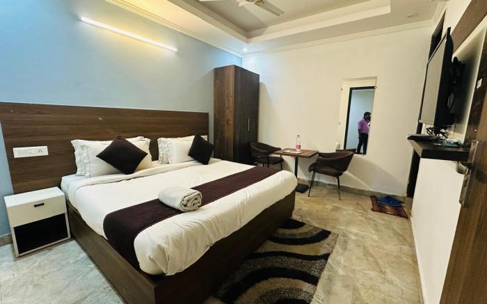 HOTEL SKY RISE PALACE NEAR DELHI AIRPORT