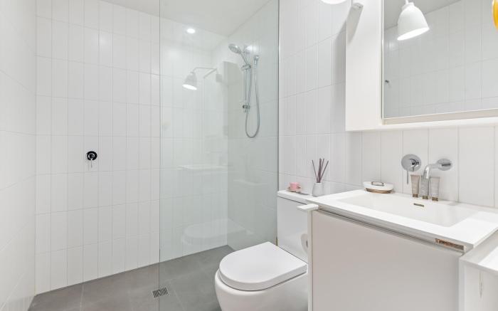 Brighton 1-Bed Apartment with Balcony & Parking