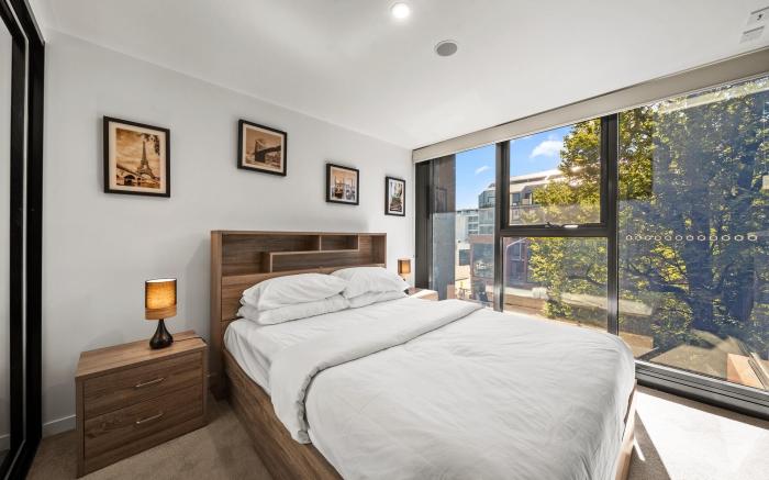 Central 1-Bed Apartment with Pool and Gym Access