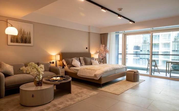 Harbor-Side Manhattan Studio: Canal & Skyline View