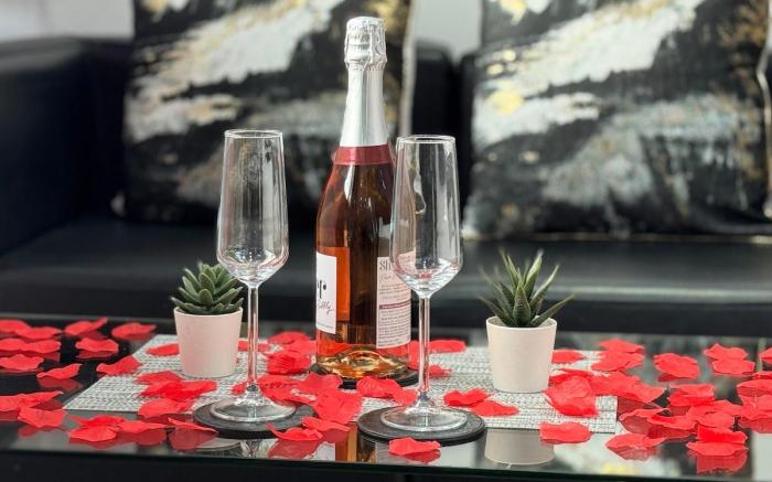 Suite 1 Private Jacuzzi Spa Hot Tub & Sauna