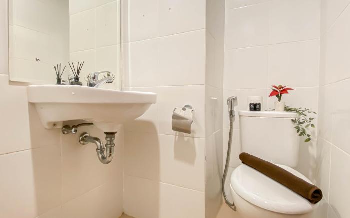 Basic 1BR at Vittoria Residence Apart By Travelio