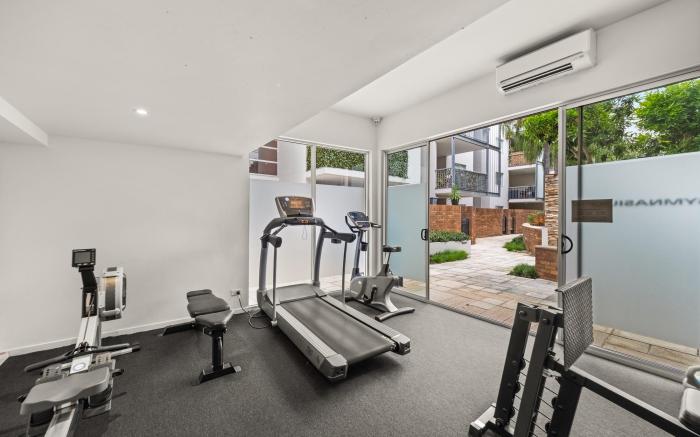 Vibrant 2-Bed Apartment with Pool and Gym Access