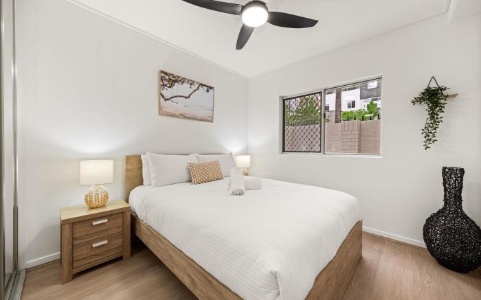 Vibrant 2-Bed Apartment with Pool and Gym Access