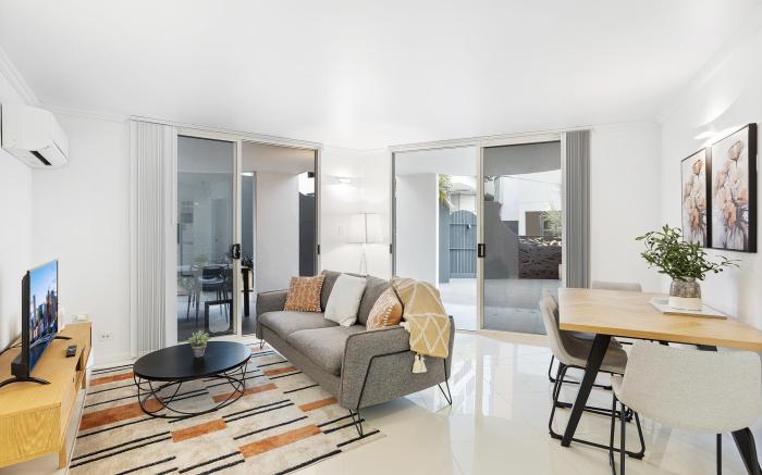 Comfy 2-Bed with Pool and Secure Parking