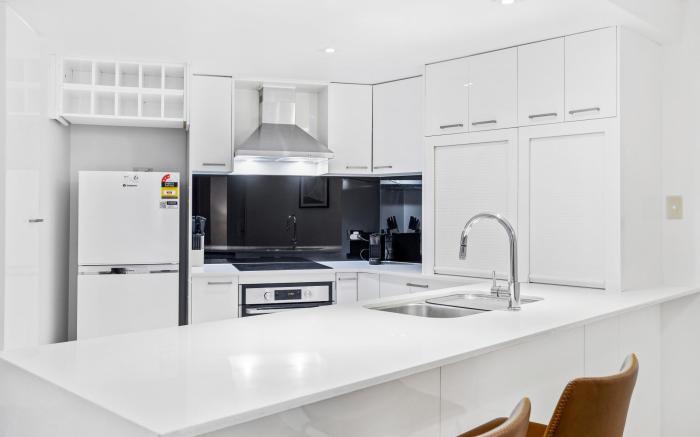 Comfy 2-Bed with Pool and Secure Parking