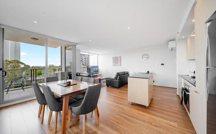 Stylish 1-Bed Flat with Pool, BBQ & Sauna Access