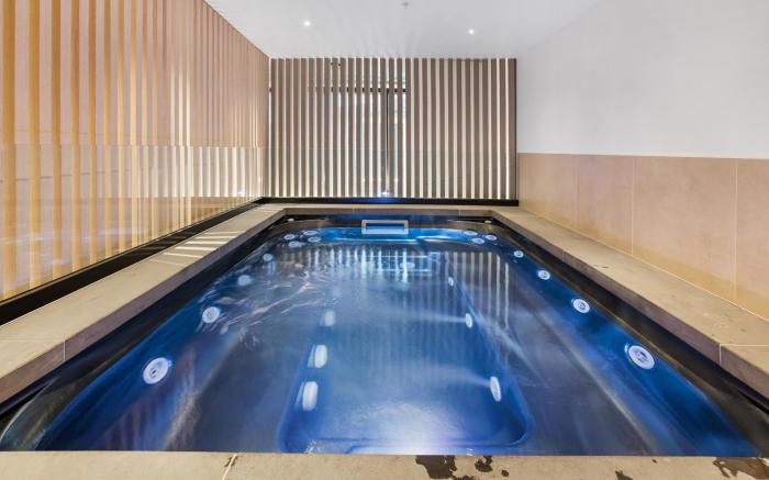 Stay Near Botanic Garden with Gym, Sauna & Parking