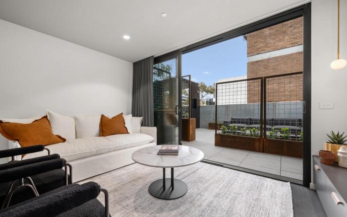 Sophisticated Inner-City 2-Bed with Outdoor Dining