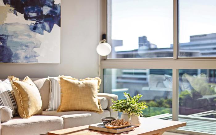 Elegant Inner-City 1-Bed with Rooftop Dining