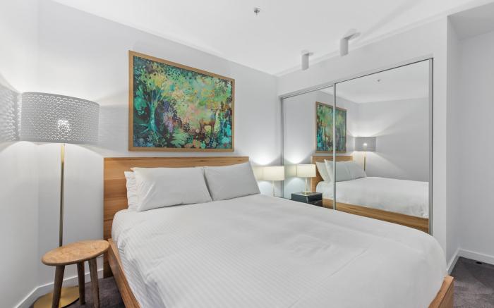 Chic 1-Bed with Harbour Views & Pool by Tram Line