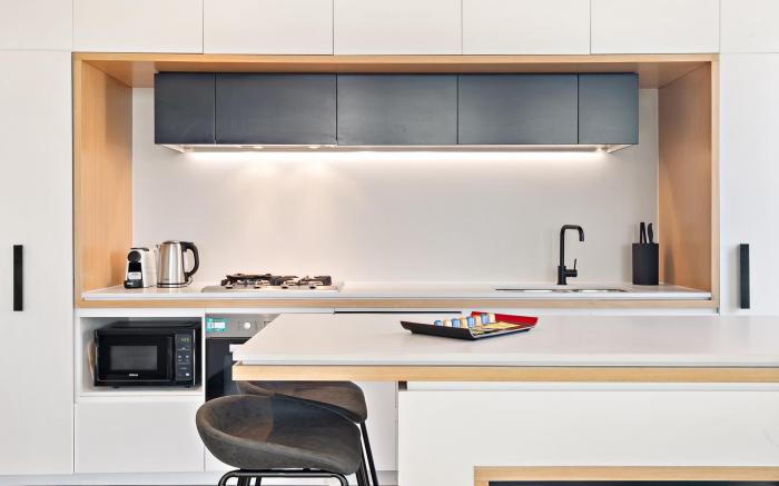 Bright 2-Bed Retreat with Pool, Gym & Sauna Access