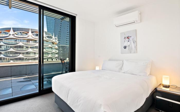 Bright 2-Bed Retreat with Pool, Gym & Sauna Access