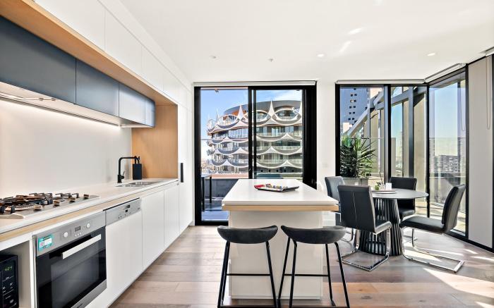 Bright 2-Bed Retreat with Pool, Gym & Sauna Access