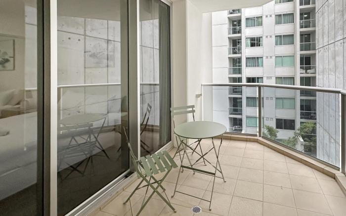 2-Bed City Apartment with Gym & Pool Access