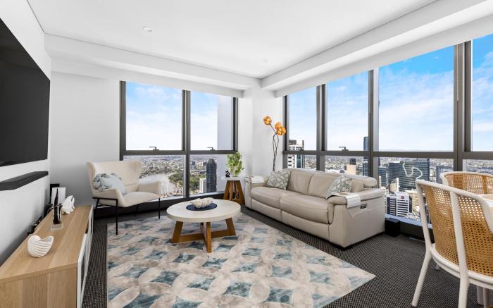 Stunning River View 2-Bed with Pool, Sauna and Gym