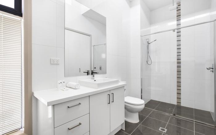 2-Bed Apartment with Parking & Balcony Near Trains