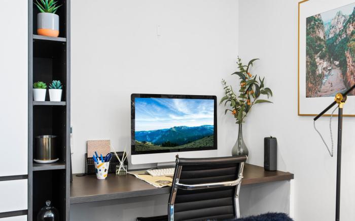 Chic 1-Bed with Balcony Views and Amenities