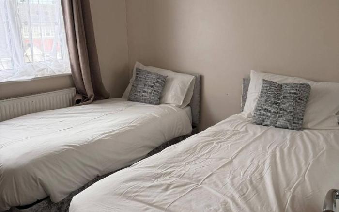 Peaceful Family Home in Tilbury with Garden  Parking for 3 Cars