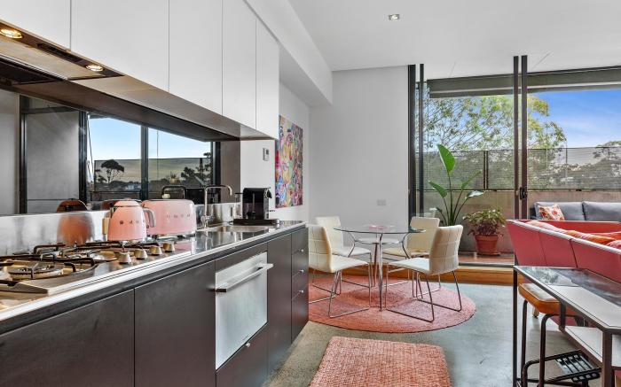 Vibrant 2-Bed Apartment Near St Kilda Beach