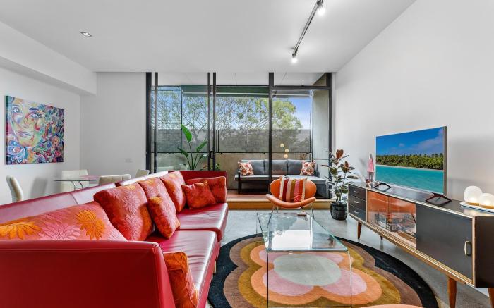 Vibrant 2-Bed Apartment Near St Kilda Beach