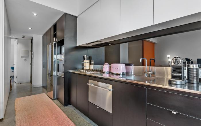 Vibrant 2-Bed Apartment Near St Kilda Beach